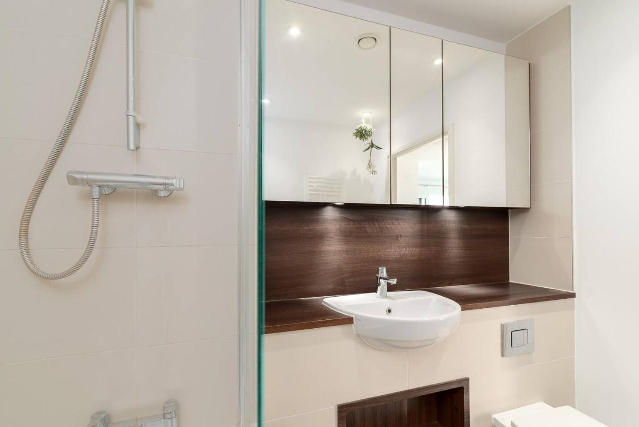 Joivy Lovely Studio Flat With Terrace In Southeast Londra Esterno foto